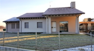CASA CON SERRAMENTI IN ALLUMINIO, SERRAMENTI IN PVC E PORTONCINO BLINDATO