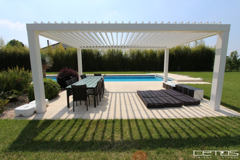 PERGOLA BIOCLIMATICA IN ALLUMINIO CON LAMELLE ORIENTABILI