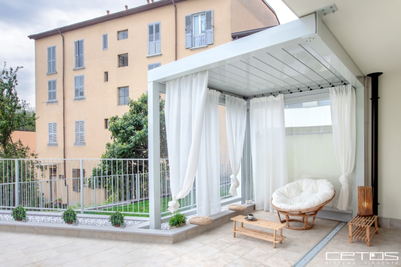 PERGOLA BIOCLIMATICA IN ALLUMINIO E LAMELLE ORIENTABILI