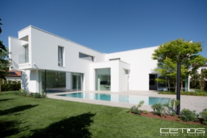 VILLA_CON_SERRAMENTI_ALLUMINIO_PROFILO_ULTRASOTTILE_SCORREVOLI_E_FISSI_GRANDI_DIMENSIONI_CETOS