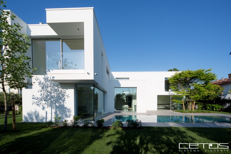 VILLA_CON_VETRATE_FISSE_E_SCORREVOLI_IN_ALLUMINIO_SEALINE_PROFILO_ULTRA_SOTTILE_VETRI_DOPPIACAMERA