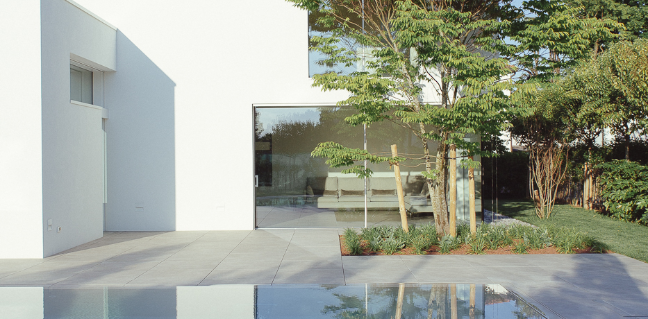 VILLA_CON_SERRAMENTI_SEALINE_PROFILO_SOTTILE_VERNICIATO_BIANCO_CETOS