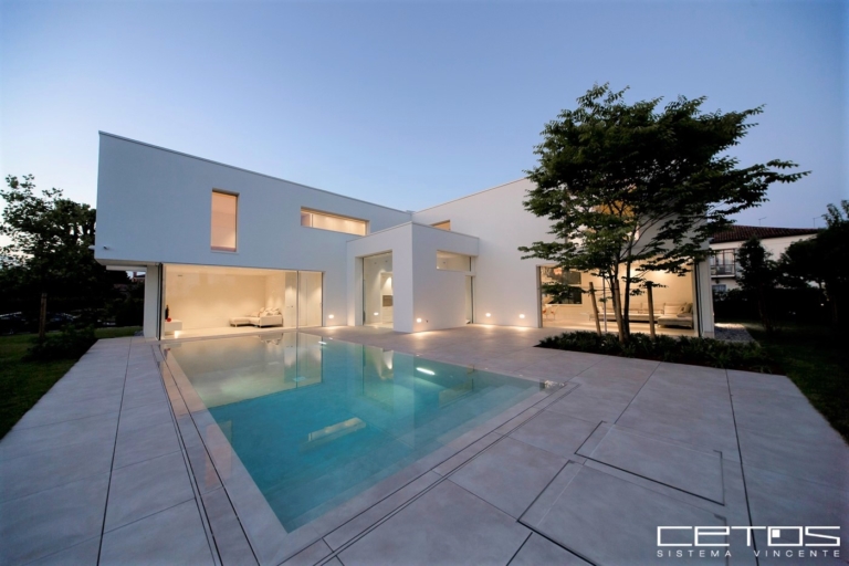 VILLA CON SERRAMENTI SEALINE MINIMAL CETOS