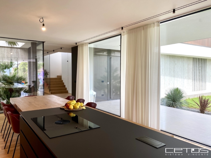 VETRATE SCORREVOLI SEALINE PRODUZIONE CETOS CON PROFILO ULTRASOTTILE PER VILLA DI PREGIO
