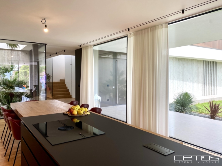 VETRATE SCORREVOLI SEALINE PRODUZIONE CETOS CON PROFILO ULTRASOTTILE PER VILLA DI PREGIO