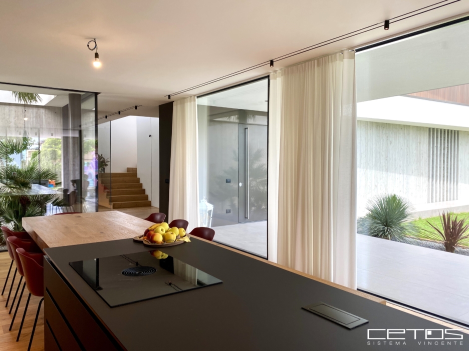 VETRATE SCORREVOLI SEALINE PRODUZIONE CETOS CON PROFILO ULTRASOTTILE PER VILLA DI PREGIO