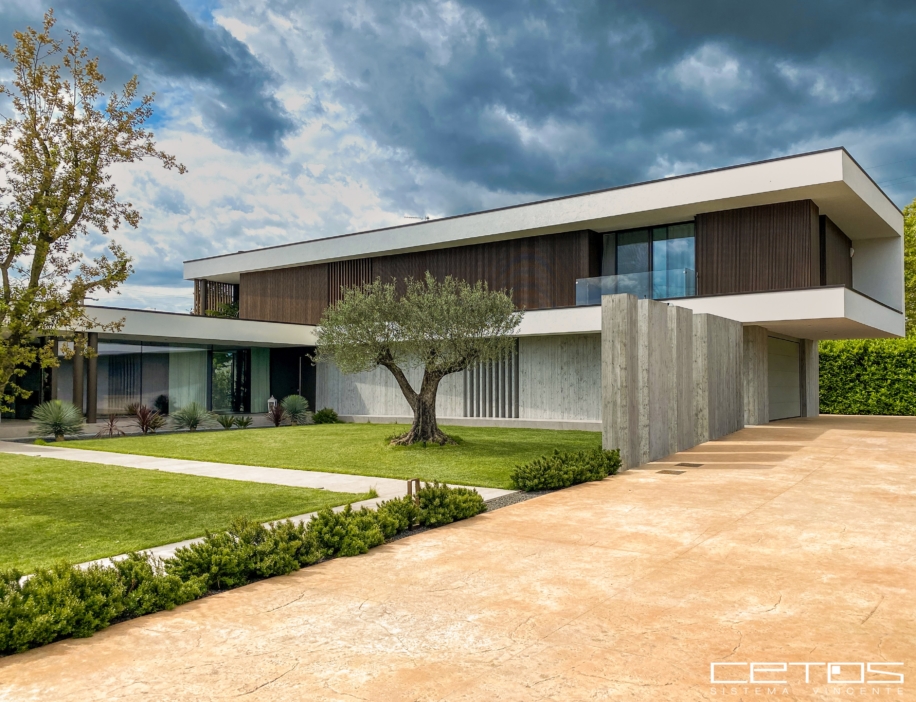 VILLA_DI_PREGIO_CON_SERRAMENTI_ALLUMINIO_SEALINE_PROFILO_SOTTILE_CETOS