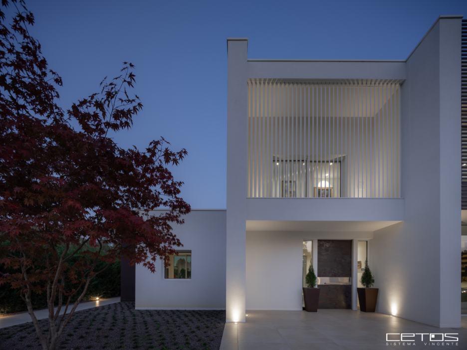 INGRESSO_VILLA_MODERNA_CON_PORTONCINO_BLINDATO_A_BILICO_DI_DESIGN
