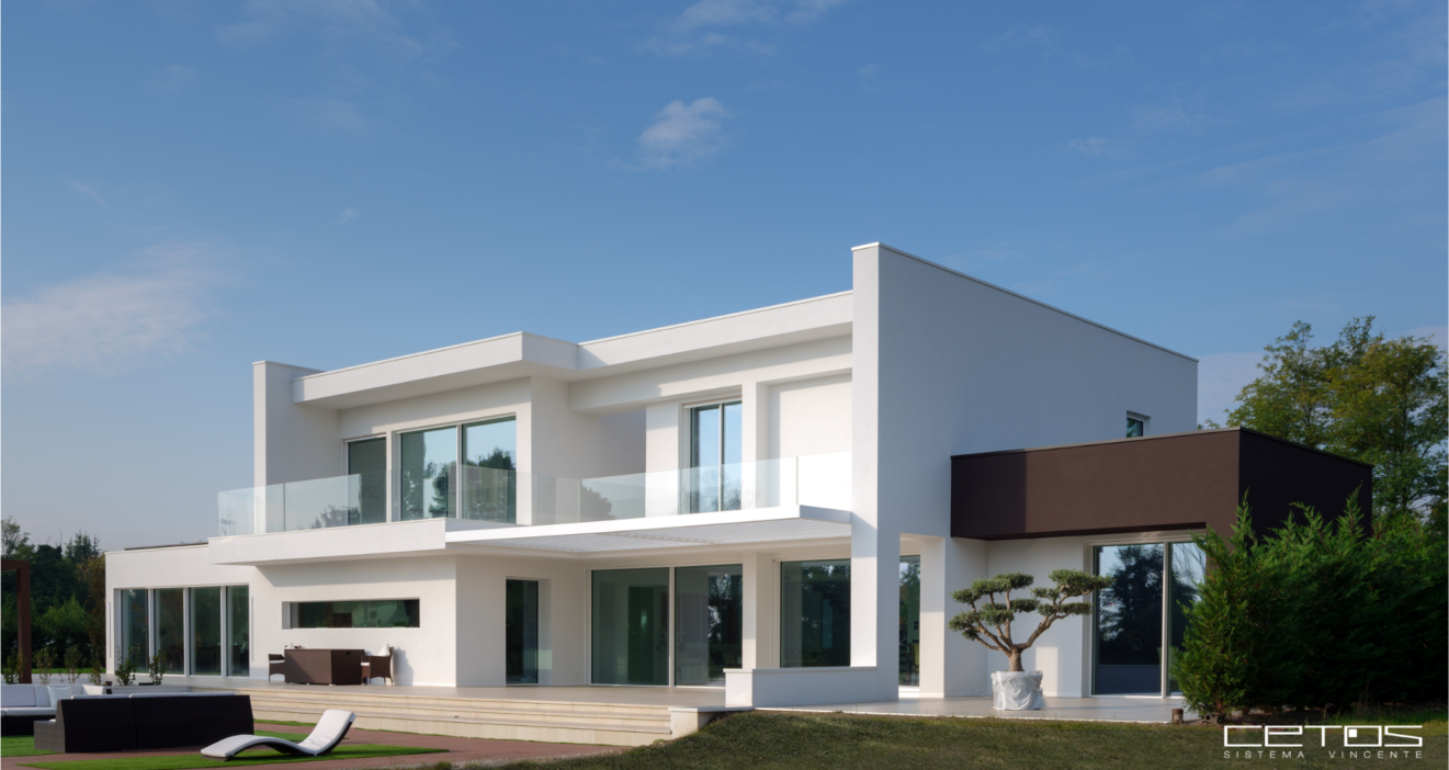 CETOS_VILLA_CON_SERRAMENTI_SCORREVOLI_PROFILI_SOTTILI