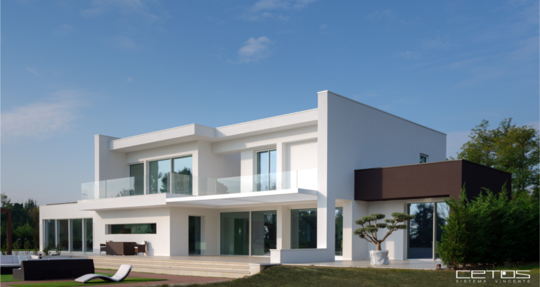 CETOS_VILLA_CON_SERRAMENTI_SCORREVOLI_PROFILI_SOTTILI