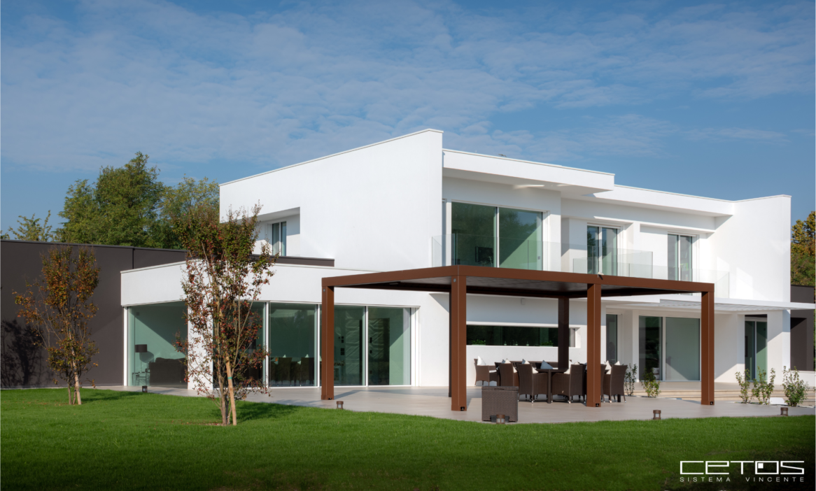 VILLA_DI_PREGIO_CON_SERRAMENTI_ALLUMINIO_PROFILO_SOTTILE_CETOS
