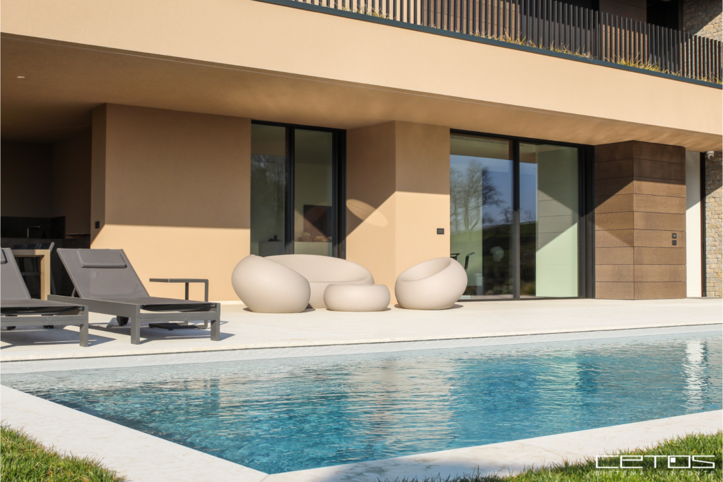 VILLA CON SERRAMENTI PROFILO SOTTILE IN ALLUMINIO TAGLIO TERMICO CETOS