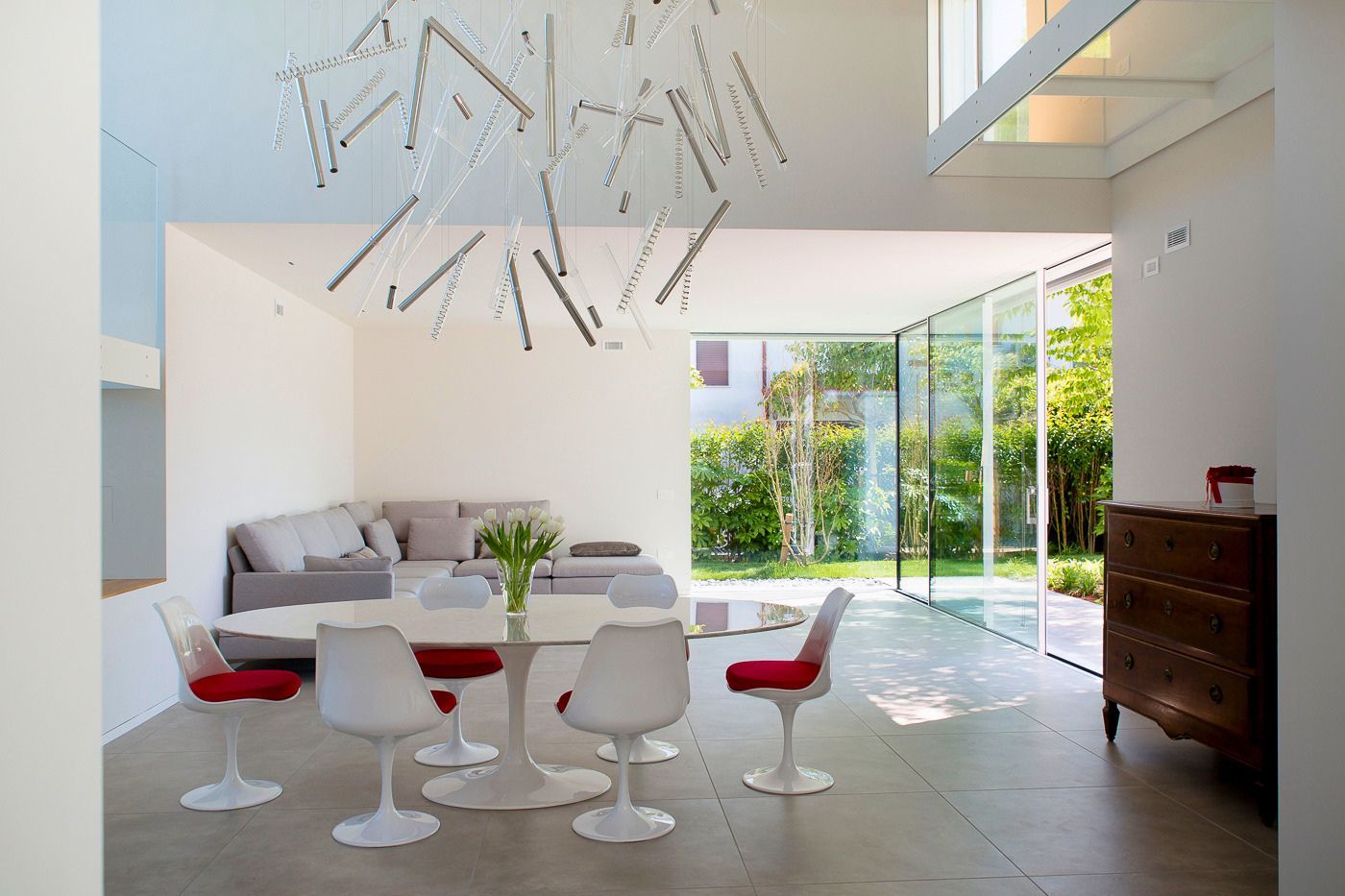 VILLA ESCLUSIVA CON SERRAMENTI PROFILO SOTTILE MINIMAL CETOS