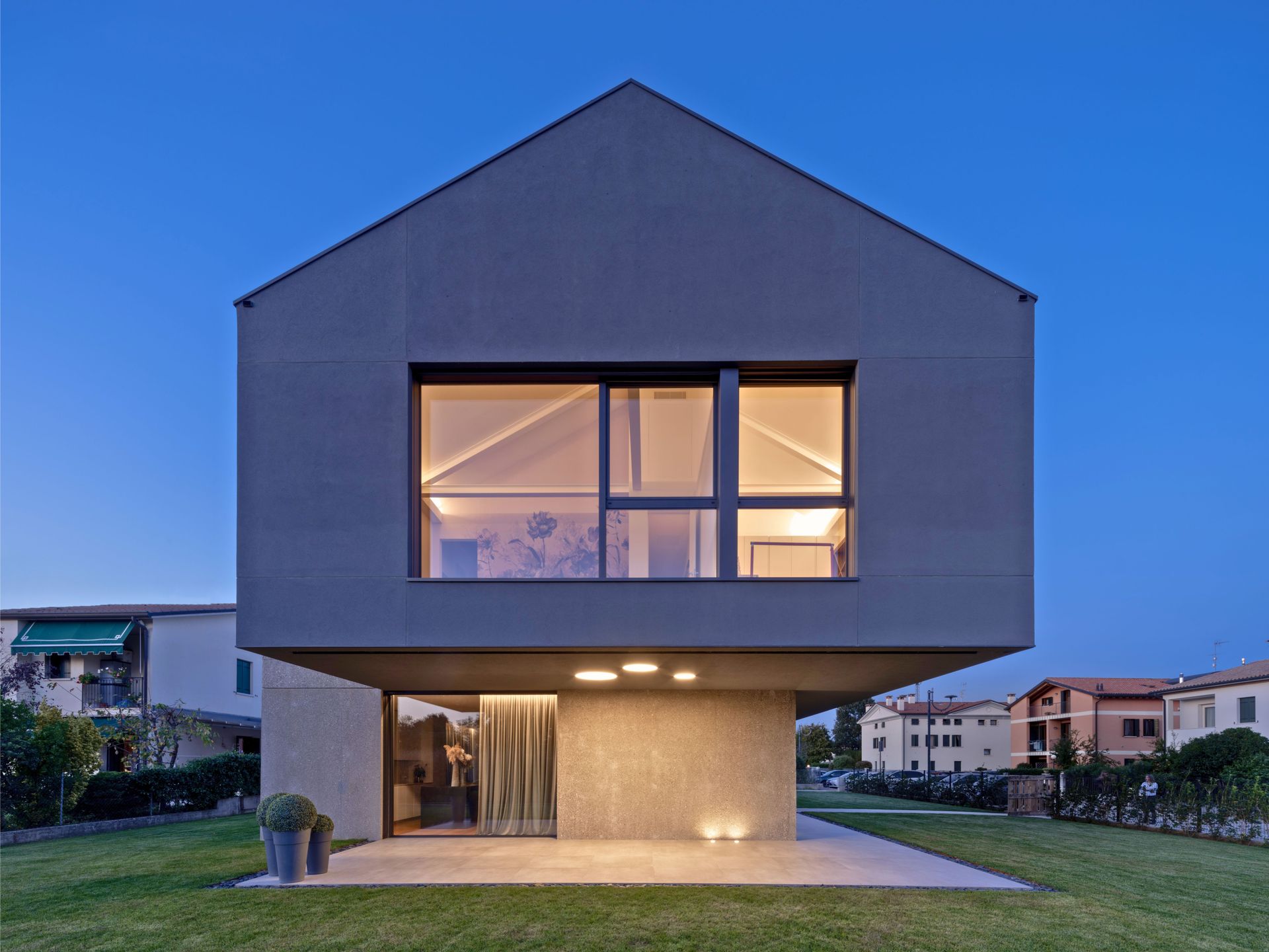 VILLA_MODERNA_CON_SERRAMENTI_E_VETRATE_MINIMAL_TUTTO_VETRO_CETOS-1.jpg