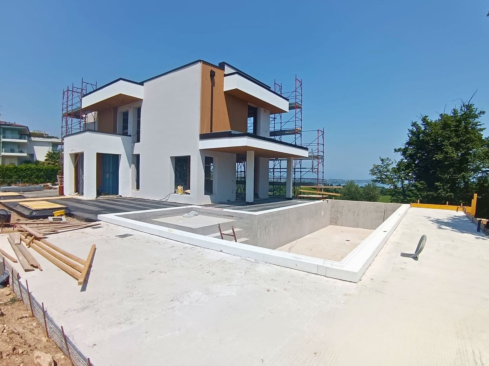 Villa moderna con piscina in costruzione, vista lago di Garda, Lonato