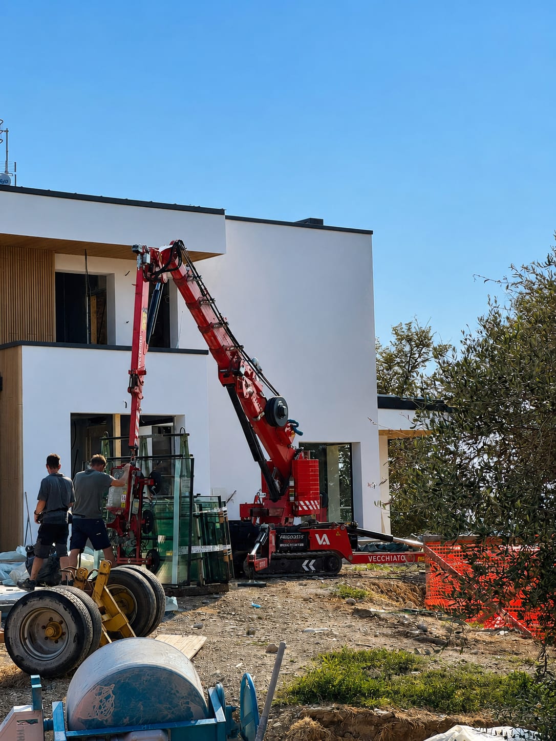 Posatori CETOS movimentano vetrate con manipolatore a ventose e mini-gru cingolata, cantiere a Lonato del Garda